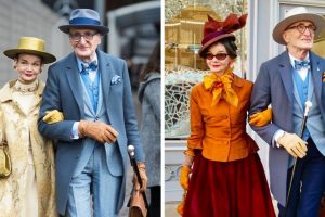 Egy idős pár Németországból olyan stílusosan öltözik, mintha készen állnának a királynő fogadására