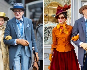 Egy idős pár Németországból olyan stílusosan öltözik, mintha készen állnának a királynő fogadására