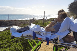 A végstádiumban lévő rákos apa sírva fakad, amikor a mentősök megállnak, hogy még egyszer utoljára láthassa a család kedvenc strandját