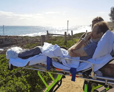 A végstádiumban lévő rákos apa sírva fakad, amikor a mentősök megállnak, hogy még egyszer utoljára láthassa a család kedvenc strandját
