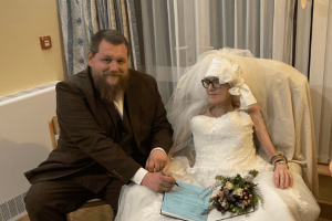 A férfi feleségül veszi a szerelmét 2 nappal azelőtt, hogy meghalt mellrákban
