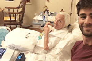 A férfi meghívja a 89 éves szomszédját, hogy vele éljen, hogy ne legyen egyedül az utolsó napjaiban
