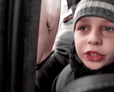 8 éves ukrán fiú megtört, amikor az apjáról beszélt, aki visszamaradt harcolni – “Apát Kijevben hagytuk”