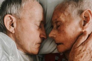 Egy nő megörökítette a nagyszülők 60 éves szerelmi történetének utolsó pillanatait: “Egy szeretettel teli közös élet