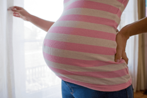13 éves lány megmutatja a babapocakját, miután teherbe esett a 10 éves barátjától