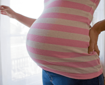 13 éves lány megmutatja a babapocakját, miután teherbe esett a 10 éves barátjától