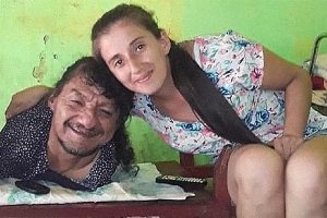 Az apa karok és lábak nélkül neveli 2 lányát, miután az anyjuk elhagyta őket csecsemő korukban