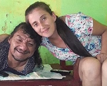 Az apa karok és lábak nélkül neveli 2 lányát, miután az anyjuk elhagyta őket csecsemő korukban