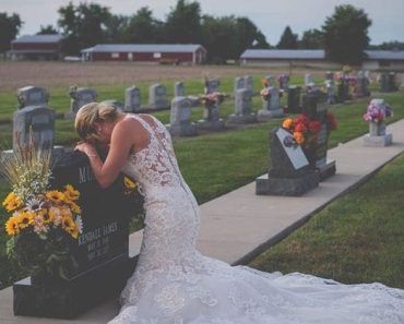 Egy fiatal nő a menyasszonyi ruháját viselte a temetőben, hogy meglátogassa a vőlegényét azon a napon, amikor az esküvőjüknek kellett volna lennie