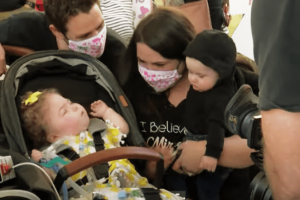 A kétéves baba végre hazamehet, miután az egész eddigi életét kórházban töltötte