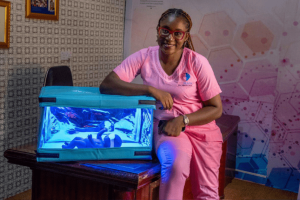 Egy nigériai anyuka innovatív napenergiával működő kiságyat tervez a babák sárgaság elleni küzdelmére a Szubszaharai Afrikában