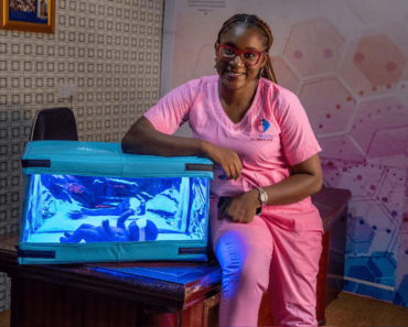 Egy nigériai anyuka innovatív napenergiával működő kiságyat tervez a babák sárgaság elleni küzdelmére a Szubszaharai Afrikában Egy nigériai anyuka innovatív napenergiával működő kiságyat tervez a babák sárgaság elleni küzdelmére a Szubszaharai Afrikában