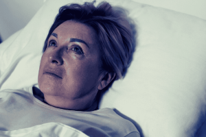Az anya két hónap után ébred fel a kómából arra a hírre, hogy férje és lánya meghalt, és egyedül maradt