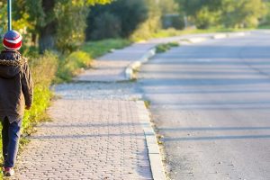 A nő követi a kisfiút, aki minden nap elviszi a maradékot az étterméből
