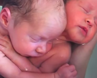 Az újszülött ikrek nem veszik észre, hogy megszülettek, és nem hajlandók abbahagyni az ölelkezést, ahogy az anyaméhben is tették