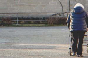 A férfi megtiltotta szegény idős édesanyjának, hogy lássa újszülött unokáját, miután órákig gyalogolt, hogy ezt megtegye