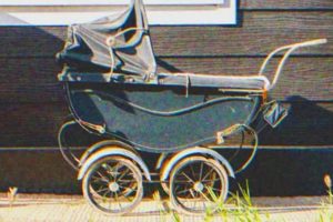 A szegény nő egy régi babakocsit vesz a babájának, és egy borítékot talál benne