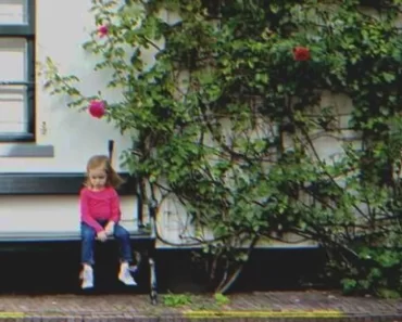 A kislány 15 napig ül ugyanazon a padon, amíg egy nő meg nem áll és meg nem kérdezi: „Hol van az anyukád?”