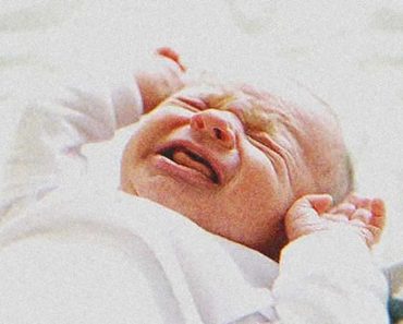 A kisfiú elhagyott babakocsit talál egy parkban, benne egy újszülött kislánnyal, évekkel később újra találkoznak