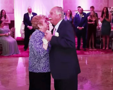A pár az első táncot a nagyszülőknek ajánlja, akiknek soha nem volt lehetőségük táncolni az esküvőjük napján 1957-ben