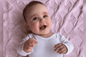Ismerd meg Isa-t, a 2022-es Gerber babát, az első végtagkülönbséggel rendelkező babát.