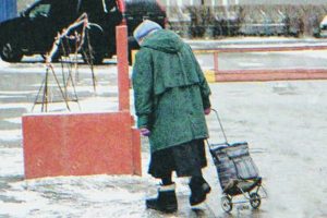 Az idős hölgy pénzt takarít meg nyugdíjas korárara, de a megtakarításai elfogynak, amikor 102 éves lesz