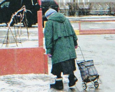 Az idős hölgy pénzt takarít meg nyugdíjas korárara, de a megtakarításai elfogynak, amikor 102 éves lesz