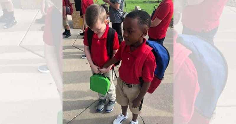 8 éves gyerek fogja a síró autista osztálytársa kezét, hogy kevésbé féljen az első iskolai napon