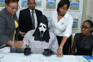 A férfi “Sikoly” maszkban veszi fel a lottónyereményt, hogy elkerülje az aranyásó rokonokat