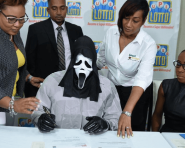 A férfi „Sikoly” maszkban veszi fel a lottónyereményt, hogy elkerülje az aranyásó rokonokat