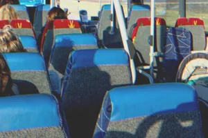 Az utasok figyelmen kívül hagyják a síró újszülött lányt, amíg a sofőr rájön, hogy a baba szülei nincsenek a buszon
