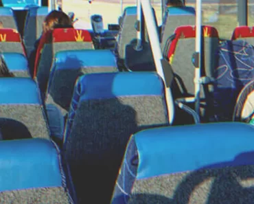 Az utasok figyelmen kívül hagyják a síró újszülött lányt, amíg a sofőr rájön, hogy a baba szülei nincsenek a buszon