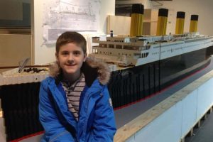Az autista tinédzser megépíti a világ legnagyobb Lego Titanic másolatát: „Az álmok visznek minket tovább”