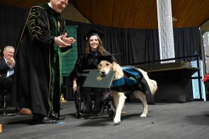 A szolgálati kutya segítette gazdáját az egyetemen, így az egyetem saját diplomát adott neki