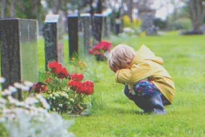 A kisfiú minden nap elszökik a mostohaapja elől az anyja sírjához, ott találkozik az édesanyja képmásával