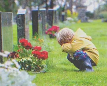 A kisfiú minden nap elszökik a mostohaapja elől az anyja sírjához, ott találkozik az édesanyja képmásával