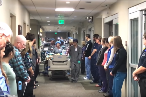 A kórházi személyzet érzelmes búcsút vesz egy szervdonortól, aki az utolsó tiszteletsétát teszi meg, mielőtt leveszik a létfenntartó gépekről.