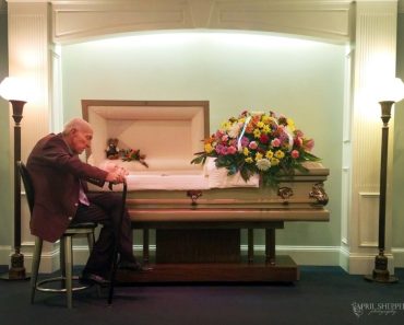 A férfi a koporsó mellett ül – A feleségétől való könnyes búcsúja, akivel 60 évig élt együtt, milliókat érintett meg.