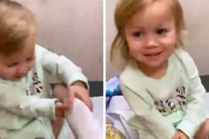 A kisgyermek ragaszkodik hozzá, hogy ő maga tegye fel a protézisét