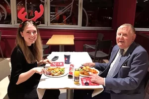 Egy nő 55 év óta először hívja randira az idős férfit, miután rájött, hogy egyedül fogja tölteni a karácsonyt