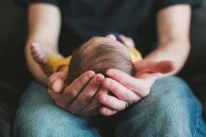 Az apa azt mondja, utálja az 1 éves fiát, mert a felesége meghalt a szüléskor