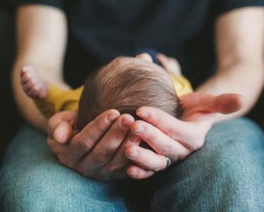 Az apa azt mondja, utálja az 1 éves fiát, mert a felesége meghalt a szüléskor