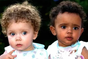 A nővérek, akik születésükkor majdnem egyformának tűntek, különböző bőrszínnel nőttek fel
