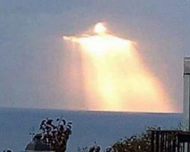Lélegzetelállító kép jelenik meg “Jézusról” az égen, ahogy a nap áttör a felhőkön Olaszország felett