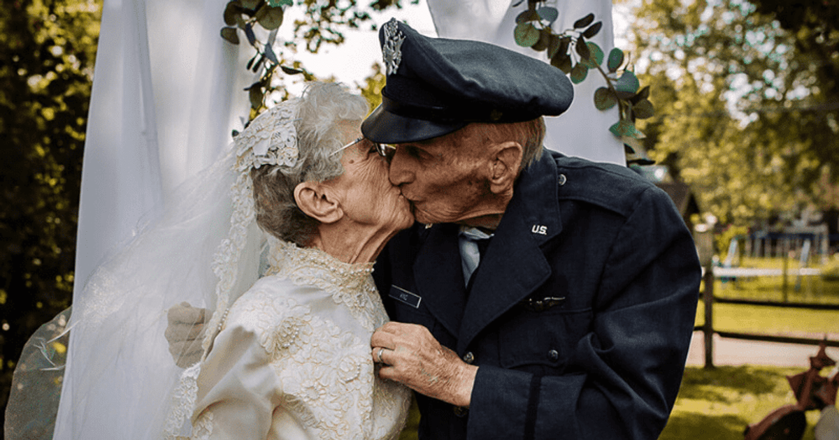 Az esküvőjük napján nem volt ruha és fotós. Így a 97 éves menyasszony és a 98 éves vőlegény 77 évvel később újrateremtette azt.