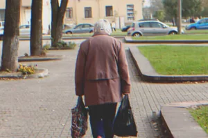 A nagymama kifogyott a megtakarításaiból, egyedül nevelte az unokáját, és egy nap 110 ezer dollárt talált a bankszámláján