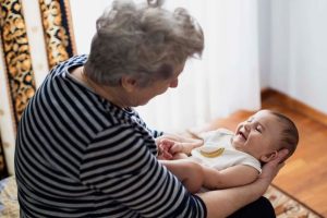 A nagymama pénzt kért az unokája vigyázásáért. Az anya megdöbbent.