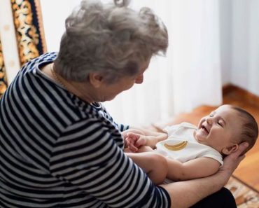 A nagymama pénzt kért az unokája vigyázásáért. Az anya megdöbbent.