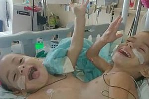 A 2 évesen szétválasztott sziámi ikrek dacolva minden eshetőséggel megünneplik a 6. születésnapjukat
