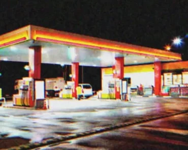 A koszos idős hölgy berohan a benzinkútra egy esős éjszakán, segítségért kiabálva